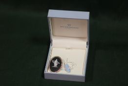 A STERLING SILVER WEDGWOOD JASPERWARE BROOCH