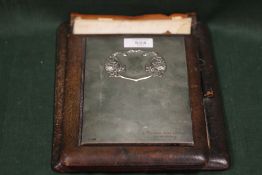 A CONTINENTAL SILVER TOPPED NOTEPAD HOLDER CIRCA 1936, A/F, H 29 cm