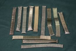 A BAG OF VINTAGE AND MODERN WRISTWATCH STRAPS