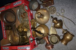 A TRAY OF BRASS WARE AND COPPER ETC.