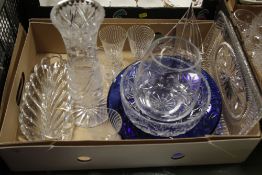 A TRAY OF ASSORTED GLASSWARE TO INCLUDE A BLUE GLASS CENTRE PIECE, GLASS BOAT FIGURE ETC
