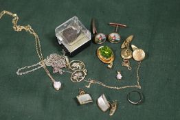A COLLECTION OF JEWELLERY TO INCLUDE CUFFLINKS, SILVER RING ETC.