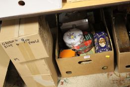 A TRAY OF VINTAGE TINS TOGETHER WITH A QUANTITY OF ENAMEL MUGS