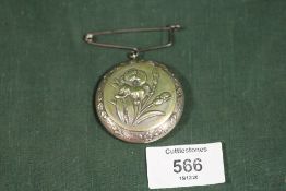 A VINTAGE FLORAL WHITE METAL COMPACT PENDANT/ BROOCH