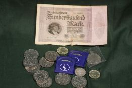 A COLLECTION OF COINS TO INCLUDE FIVE AND TWO POUND COINS