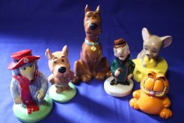 A COLLECTION OF WADE CHILDREN'S TV CHARACTER FIGURES TO INCLUDE GARFIELD, SCOOBY AND SCRAPPY DOO