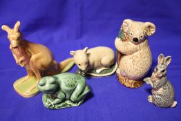 FIVE ASSORTED WADE FIGURES TO INCLUDE A KANGAROO, KOALA BEAR ETC.