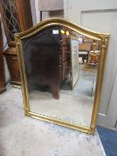 AN ARCHED GILT WALL MIRROR WITH ACANTHUS MOULDING TO THE CORNERS H-90 W-70 CM