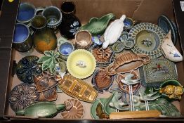 A BOX OF WADE CERAMICS TO INCLUDE A QUANTITY OF IRISH WADE