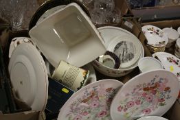 A TRAY OF ASSORTED CERAMICS TO INCLUDE WEDGWOOD, MINTON, AYNSLEY ETC.