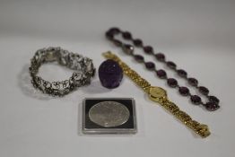 A SMALL BOX OF COLLECTABLES AND JEWELLERY TO INCLUDE A FLORAL WHITE METAL BRACELET, CARVED