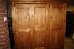 A LARGE TRIPLE MODERN PINE WARDROBE H-194 CM W-160 CM