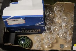 A SMALL TRAY OF GLASSWARE TO INCLUDE A MEDINA GLASS PAPERWEIGHT