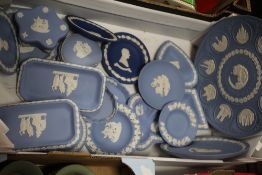 A TRAY OF BLUE WEDGWOOD JASPERWARE TO INCLUDE A CABINET PLATE, PIN DISHES ETC.