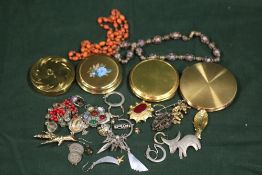 A BOX OF COSTUME JEWELLERY AND COMPACTS TO INCLUDE BROOCHES, LOCKETS ETC.