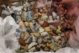 A TRAY OF WADE WHIMSIES AND SMALL FIGURES TO INCLUDE YOGI BEAR TOM AND JERRY ETC.