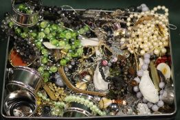 A TIN OF COSTUME JEWELLERY TO INCLUDE BROOCHES, EARRINGS ETC.