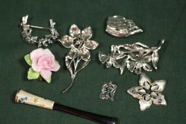 A COLLECTION OF MARCASITE BROOCHES TO INCLUDE A SILVER AND GARNET SET EXAMPLE, TOGETHER WITH A