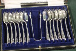 A CASED SET OF 12 HALLMARKED SILVER TEASPOONS AND TONGS