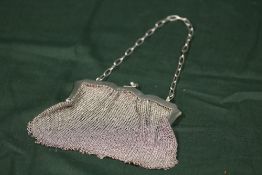 A HALLMARKED SILVER VINTAGE LADIES MESH PURSE