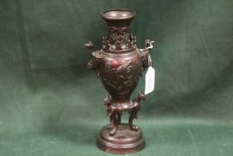 A CHINESE BRONZE VASE ON STAND, H 24.5 cm