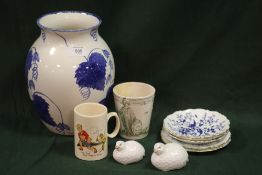 A COLLECTION OF ASSORTED CERAMICS TO INCLUDE A POOLE POTTERY VASE, AYNSLEY BIRD SHAPED