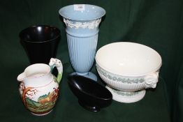 A COLLECTION OF WEDGWOOD CERAMICS TO INCLUDE A JOHN PEEL JUG, QUEENS WARE TWIN HANDLE JUG ETC. (5)