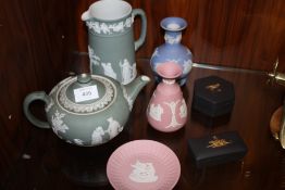 A COLLECTION OF ASSORTED COLOURED WEDGWOOD JASPERWARE TO INCLUDE A GREEN TEAPOT, GOLD AND BLACK