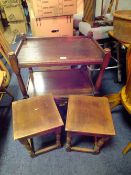 AN OAK SERVING TROLLEY AND OAK OCCASIONAL TABLES (3)