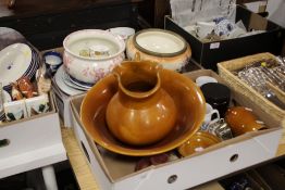 A BROWN GLAZED MINTONS FIVE PIECE JUG AND BOWL SET TOGETHER WITH TWO TRAYS OF ASSORTED CERAMICS TO