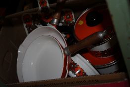 A BOX OF KITCHENALIA TO INCLUDE COOKING PANS, ENAMELLED ITEMS ETC.