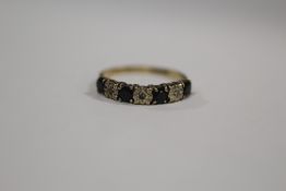 A HALLMARKED 9 CARAT GOLD ILLUSION SET DIAMOND AND SAPPHIRE RING