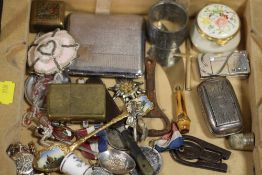 A BOX OF COLLECTABLES TO INCLUDE A SNUFFBOX, ENAMEL PILL BOX ETC.