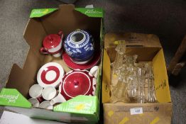 A SMALL TRAY OF WEDGWOOD CHINA TOGETHER WITH A BOX OF GLASS VASES AND AN ORIENTAL GINGER JAR