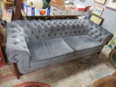 A MODERN UPHOLSTERED CHESTERFIELD 3 SEATER SOFA WITH WOODEN FRAME W-220 CM