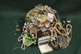 A TIN OF ASSORTED COSTUME JEWELLERY