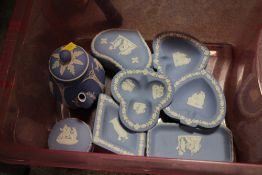 A COLLECTION OF WEDGWOOD JASPERWARE TO INCLUDE PIN DISHES AND TRINKET POTS