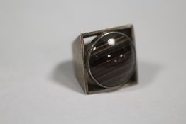 A SILVER AND AGATE DRESS RING
