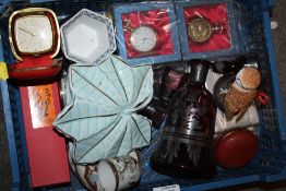 A TRAY OF COLLECTABLES TO INCLUDE MODERN POCKET WATCHES TOGETHER WITH TWO TABLE LAMPS