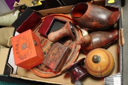 A TRAY OF EASTERN LACQUER WARE ITEMS TO INCLUDE DUCK SHAPED STORAGE BOXES