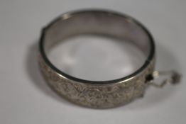A HALLMARKED SILVER ENGRAVED BANGLE