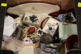 A TRAY OF ASSORTED COSTUME JEWELLERY