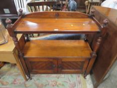 AN ANTIQUE MAHOGANY CARVED BUFFET WITH CUPBOARD BELOW, H 105 CM, W 104 CM