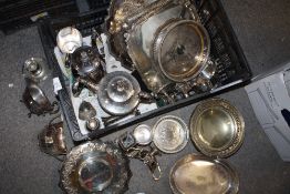 A TRAY OF SILVER PLATED METALWARE TO INCLUDE TEAPOTS