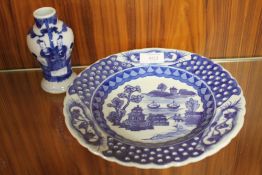 AN ORIENTAL BLUE AND WHITE CERAMIC PIERCED PLATE WITH FOUR FIGURE BACK STAMP, TOGETHER WITH AN
