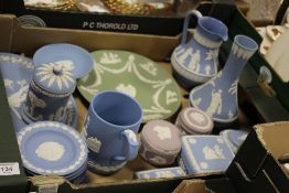 A TRAY OF ASSORTED WEDGWOOD JASPERWARE TO INCLUDE LILAC TRINKET POTS, GREEN CABINET PLATE, JUG ETC.