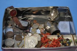 A TIN OF COLLECTABLES TO INCLUDE COINS, COSTUME JEWELLERY ETC.