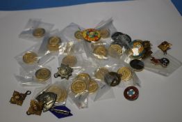 A COLLECTION OF VINTAGE BADGES, to include club types for 