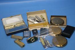 A TIN OF COLLECTABLES TO INCLUDE LIGHTERS, COMPACTS, PENKNIVES ETC.
