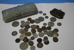 A SMALL QUANTITY OF BRITISH PRE-DECIMAL COINS TO INCLUDE AN ENAMELLED GEORGE V SHILLING,